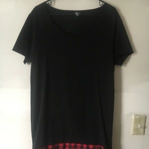 Longline t-shirt with flannel hem.